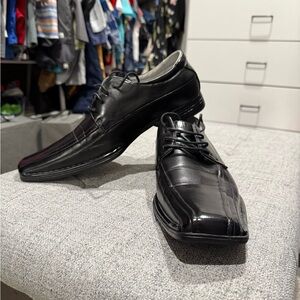 Black Leather Oxford Shoes with Glossy Finish
